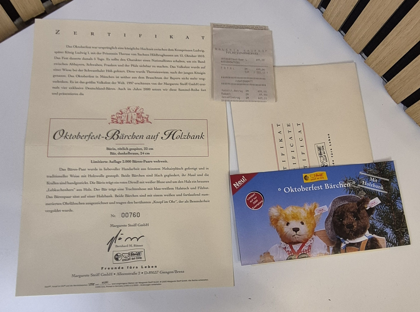 Steiff Oktoberfest Bärchen auf Holzbank - 22+24cm - (670381) - Neuwertig - Limitiert
