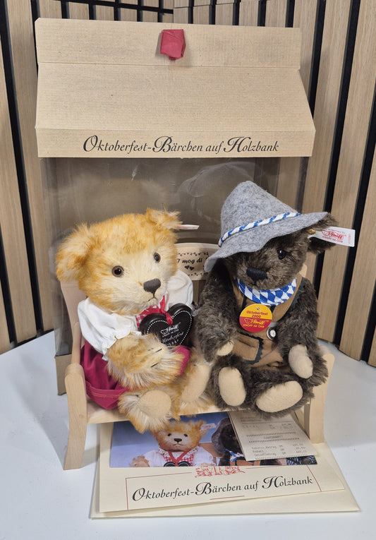 Steiff Oktoberfest Bärchen auf Holzbank - 22+24cm - (670381) - Neuwertig - Limitiert