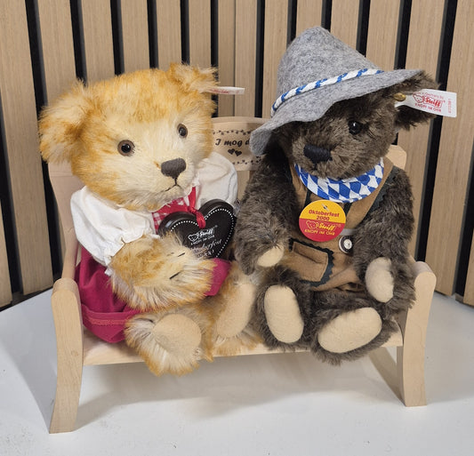 Steiff Oktoberfest Bärchen auf Holzbank - 22+24cm - (670381) - Neuwertig - Limitiert