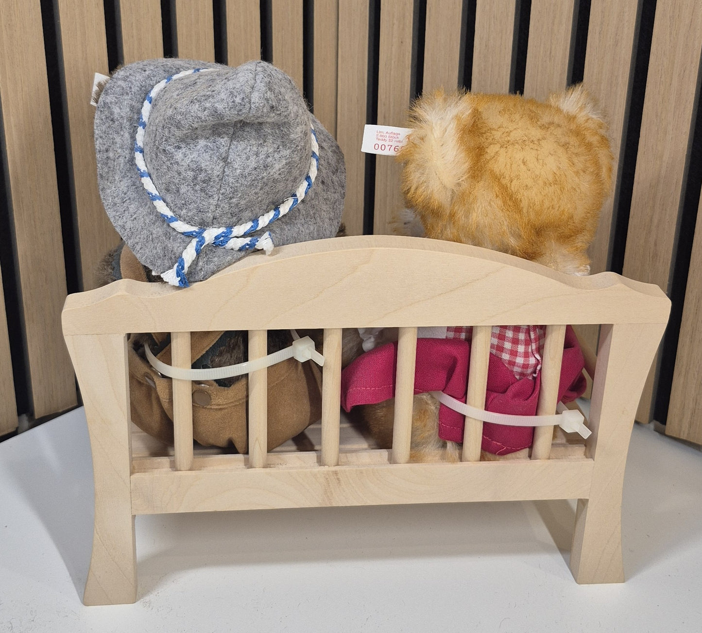 Steiff Oktoberfest Bärchen auf Holzbank - 22+24cm - (670381) - Neuwertig - Limitiert