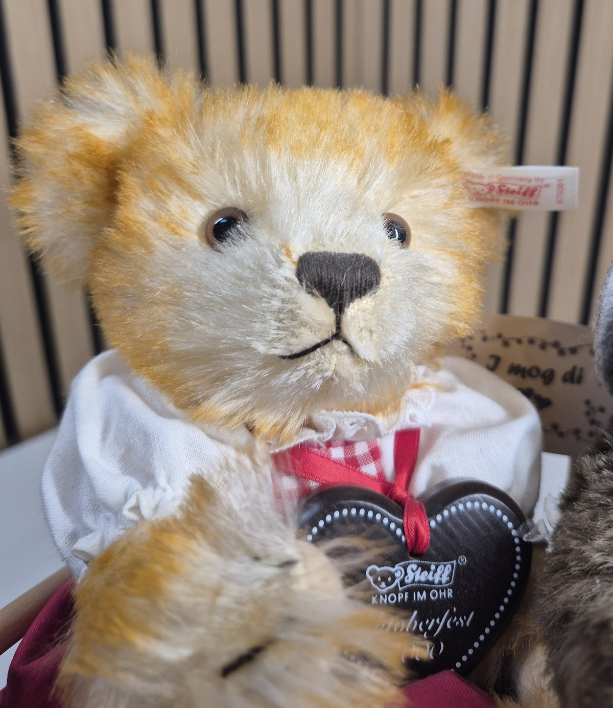 Steiff Oktoberfest Bärchen auf Holzbank - 22+24cm - (670381) - Neuwertig - Limitiert
