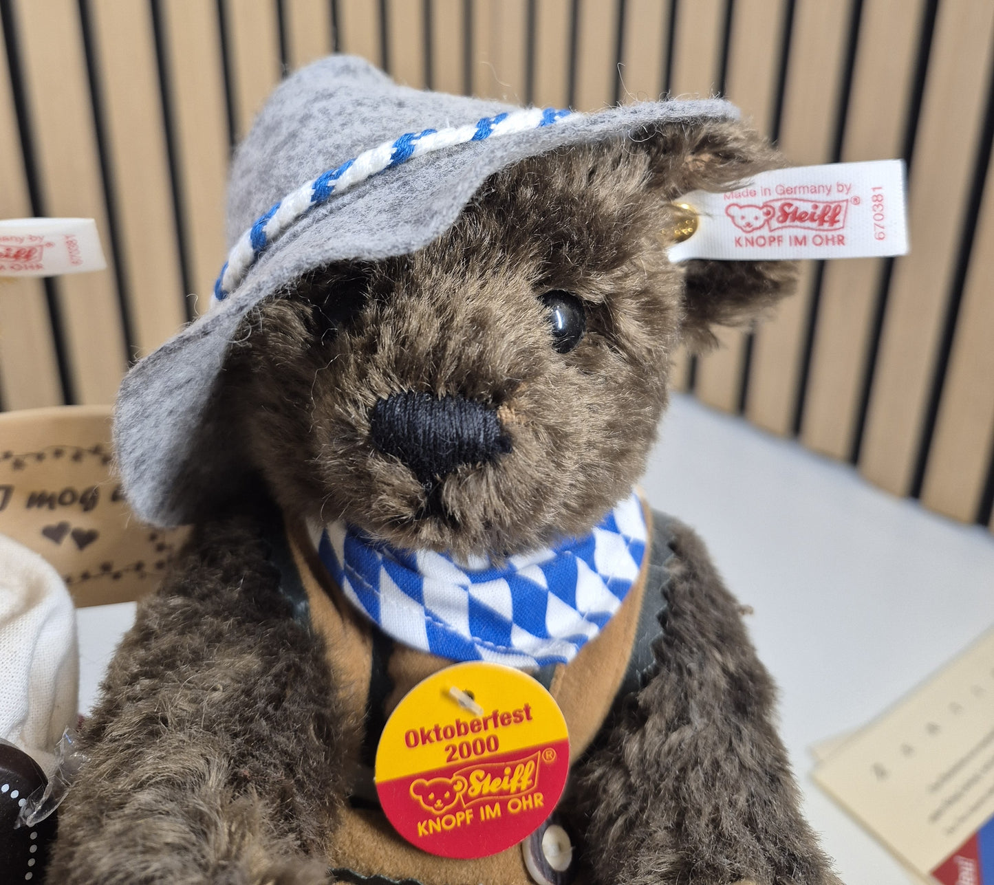 Steiff Oktoberfest Bärchen auf Holzbank - 22+24cm - (670381) - Neuwertig - Limitiert