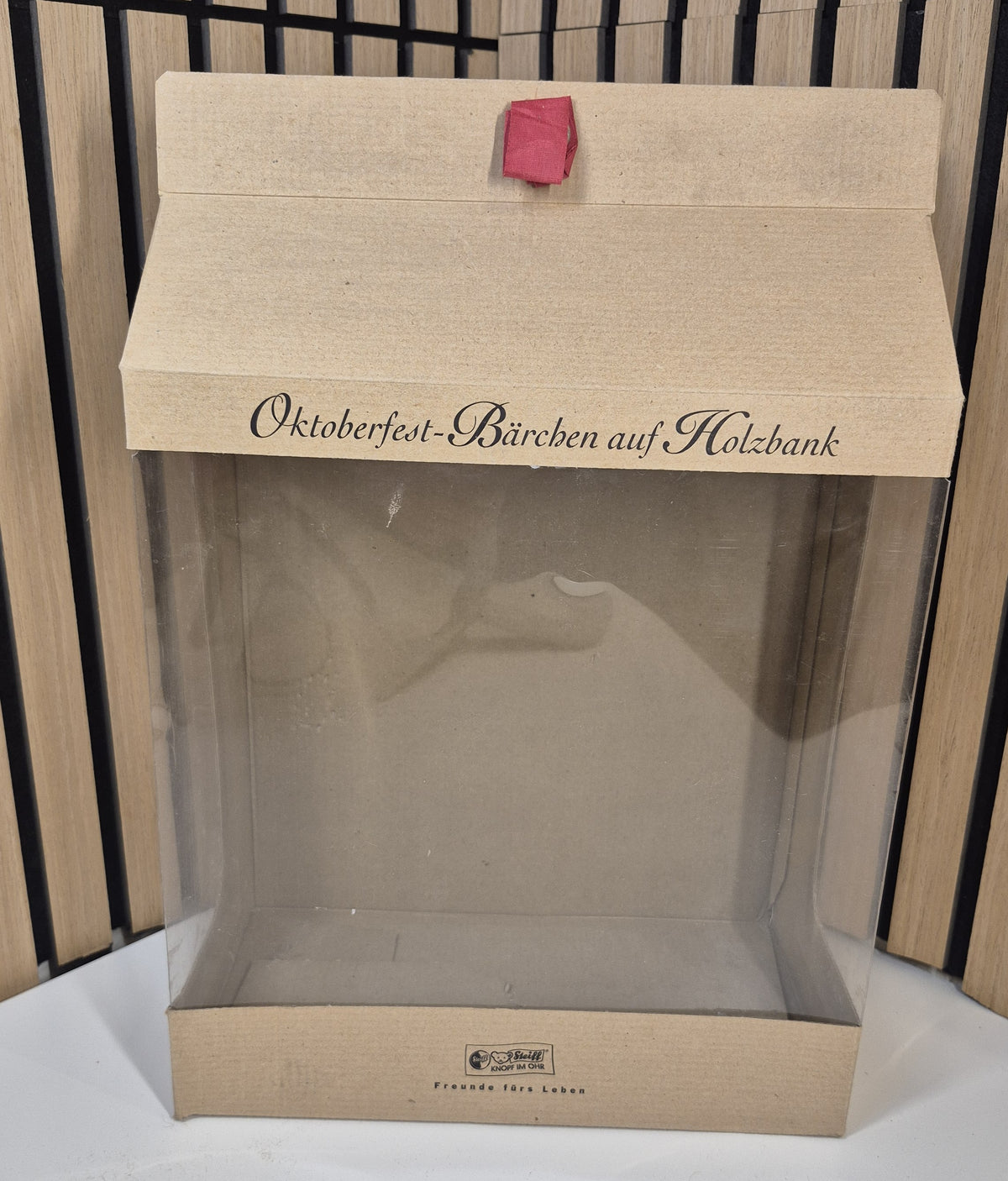 Steiff Oktoberfest Bärchen auf Holzbank - 22+24cm - (670381) - Neuwertig - Limitiert