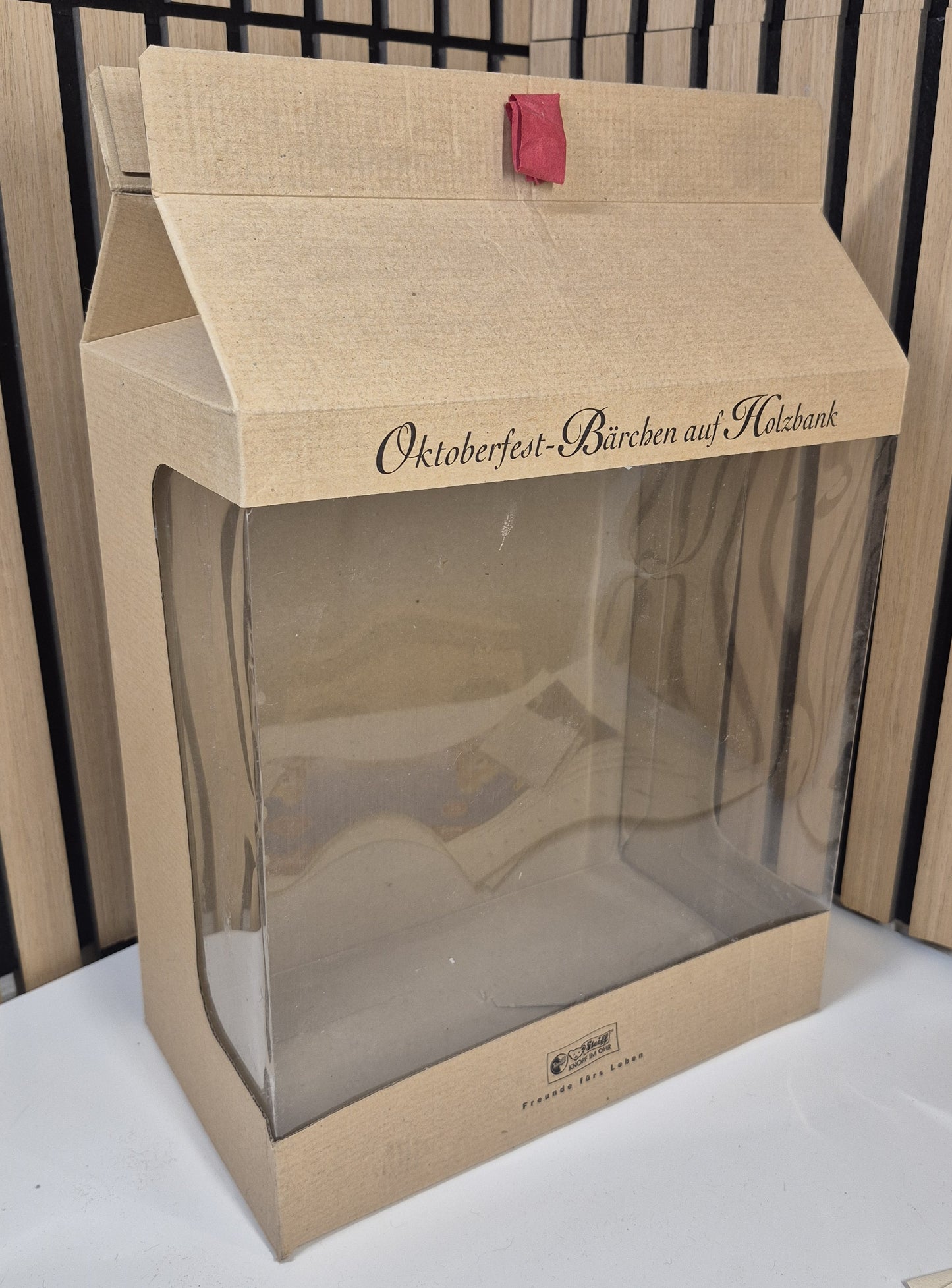 Steiff Oktoberfest Bärchen auf Holzbank - 22+24cm - (670381) - Neuwertig - Limitiert